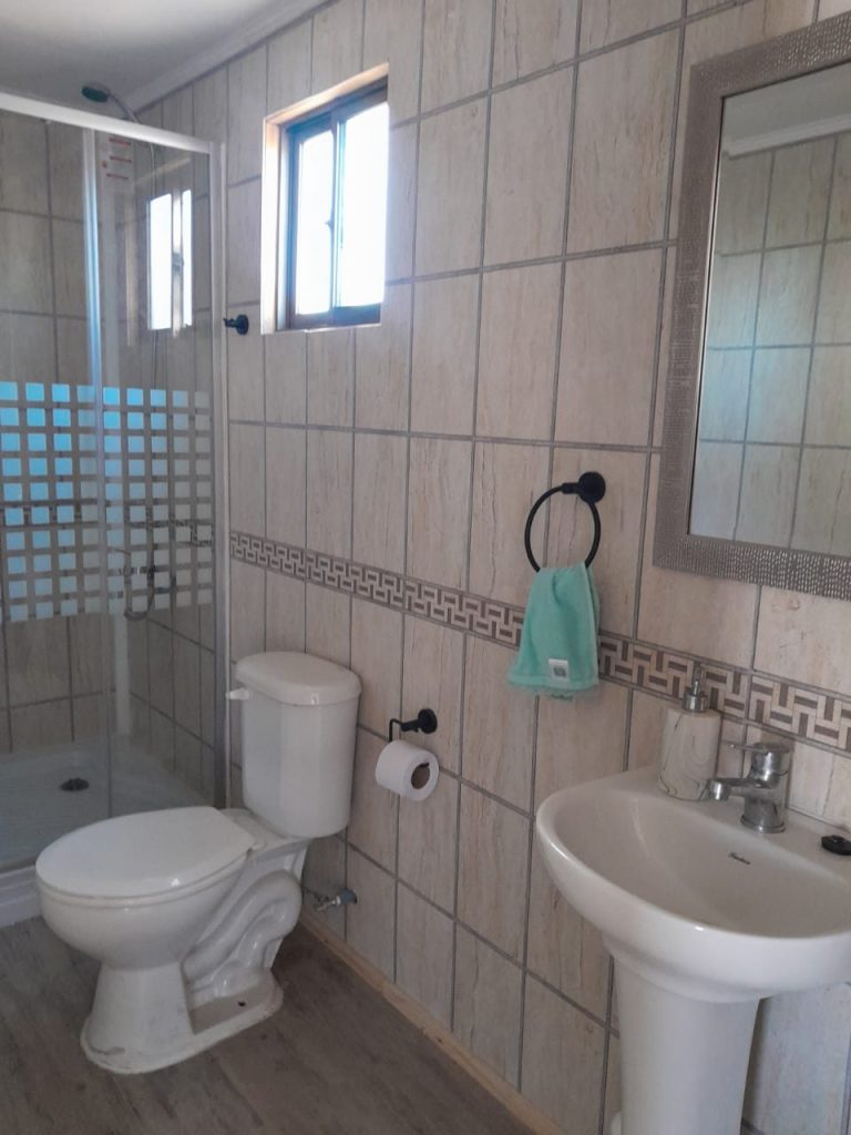 Baño con ducha de la cabaña de terapias