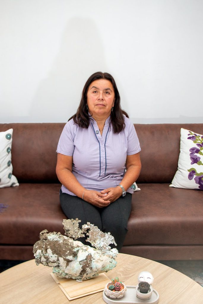 Verónica en la sala de atención de su emprendimiento